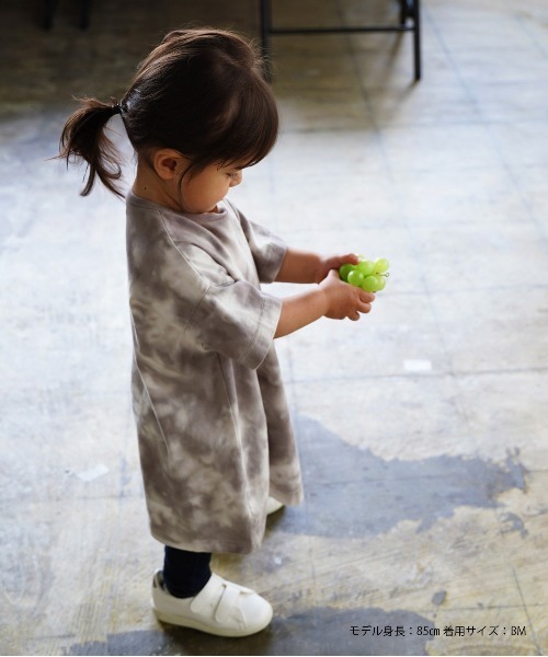 quoti use fith(クゥオティ ユース フィス)の「マーブル天竺 5分袖 BIG ひざ下丈ワンピース(ワンピース・キッズ・ベージュ/グレー/ブルー・90/100/110/80/120/130)」の10枚目の写真