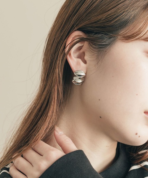 SMELLY(スメリー)の「メタルオーバルナラビピアス(ピアス(両耳用)・レディース・シルバー・-)」の2枚目の写真