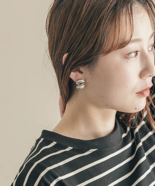 SMELLY(スメリー)の「メタルオーバルナラビピアス(ピアス(両耳用)・レディース・シルバー・-)」の4枚目の写真