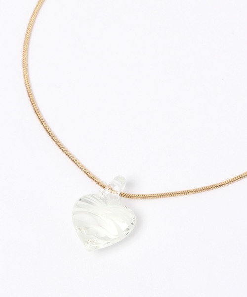 LEPSIM（レプシィム）の「ガラスハートネックレス　273028（ネックレス・レディース・シルバー系その他/ゴールド系その他・ONE SIZE）」の2枚目の写真