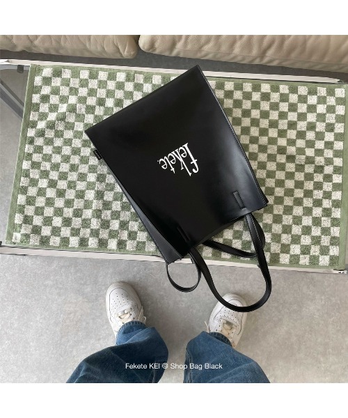 バッグ KEI FEKETE（フェケテ）の「FEKETE KEI SHOP BAG (BLACK) -Graphic by KEI