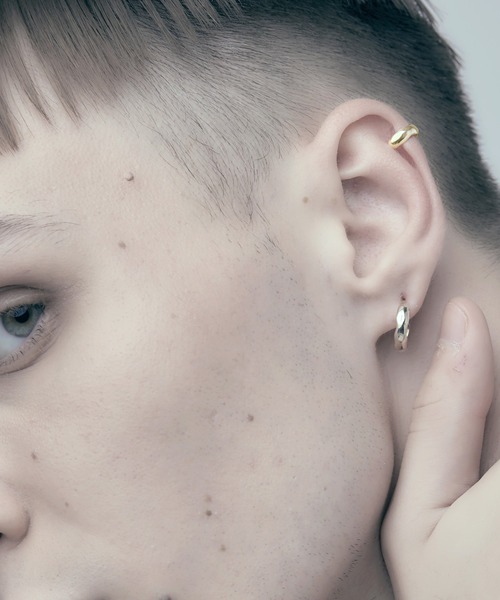 NARRATIVE PLATOON(ナラティブ プラトゥーン)の「NARRATIVE PLATOON ナラティヴプラトゥーン / Mini bashed ear cuff ミニバッシュドイヤーカフ イヤカフ / np-ec005(イヤーカフ・メンズ・ゴールド・FREE)」の2枚目の写真
