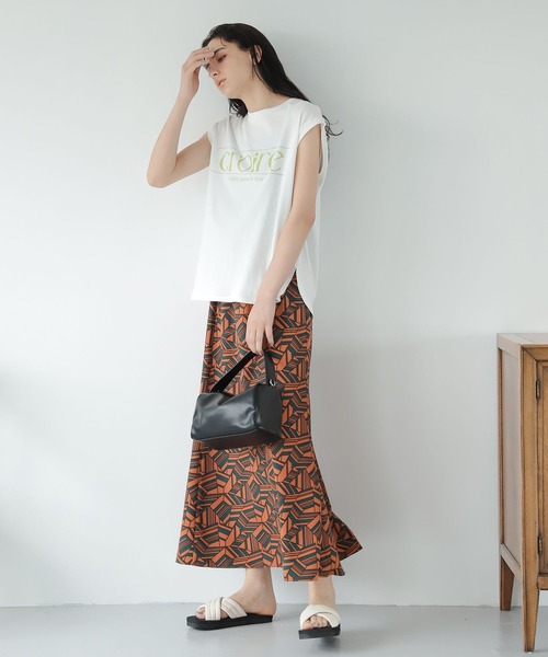 LAKOLE（ラコレ）の「BIGロゴスリーブレスTシャツ / 299131（Tシャツ/カットソー・レディース・ブラック/オフホワイト/ベージュ・SMALL/MEDIUM）」の5枚目の写真