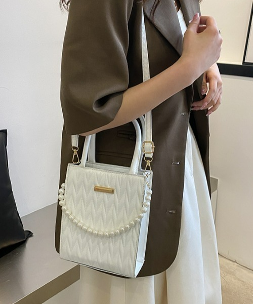 Loueme(ルエム)の「2wayパール付き スクエアミニバッグ(ショルダーバッグ・レディース・ホワイト/ブラック/ピンク/グリーン・FREE)」の5枚目の写真