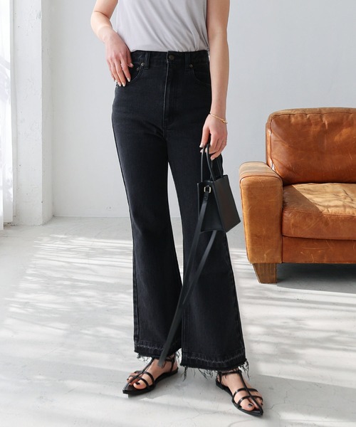 andme（アンドミー）の「裾フリンジデニムフレアパンツ（デニムパンツ・レディース・ブラック/サックスブルー/ブルー・M/L）」の2枚目の写真