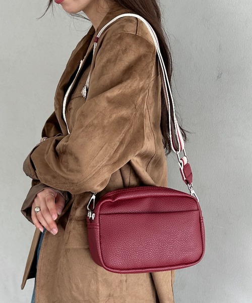 MYMOOD.（マイムード）の「square leather shoulder bag／PUスクエアミニショルダーバッグ（ショルダーバッグ・レディース・ブラック/アイボリー/グレイッシュベージュ/ダークブラウン/レッド・FREE）」の5枚目の写真