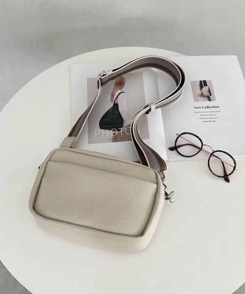 MYMOOD.（マイムード）の「square leather shoulder bag／PUスクエアミニショルダーバッグ（ショルダーバッグ・レディース・ブラック/アイボリー/グレイッシュベージュ/ダークブラウン/レッド・FREE）」の4枚目の写真