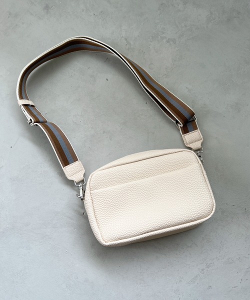 MYMOOD.（マイムード）の「square leather shoulder bag／PUスクエアミニショルダーバッグ（ショルダーバッグ・レディース・ブラック/アイボリー/グレイッシュベージュ/ダークブラウン/レッド・FREE）」の7枚目の写真