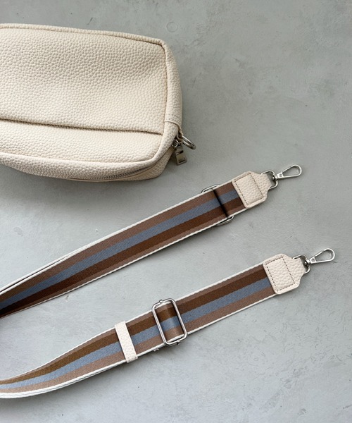 MYMOOD.（マイムード）の「square leather shoulder bag／PUスクエアミニショルダーバッグ（ショルダーバッグ・レディース・ブラック/アイボリー/グレイッシュベージュ/ダークブラウン/レッド・FREE）」の8枚目の写真