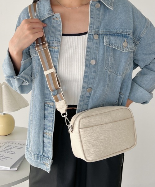 MYMOOD.（マイムード）の「square leather shoulder bag／PUスクエアミニショルダーバッグ（ショルダーバッグ・レディース・ブラック/アイボリー/グレイッシュベージュ/ダークブラウン/レッド・FREE）」の11枚目の写真