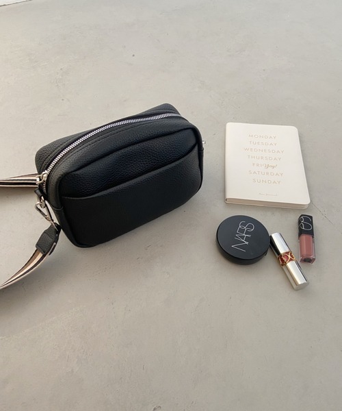 MYMOOD.（マイムード）の「square leather shoulder bag／PUスクエアミニショルダーバッグ（ショルダーバッグ・レディース・ブラック/アイボリー/グレイッシュベージュ/ダークブラウン/レッド・FREE）」の17枚目の写真