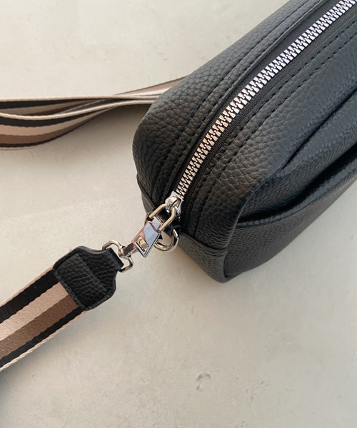 MYMOOD.（マイムード）の「square leather shoulder bag／PUスクエアミニショルダーバッグ（ショルダーバッグ・レディース・ブラック/アイボリー/グレイッシュベージュ/ダークブラウン/レッド・FREE）」の14枚目の写真