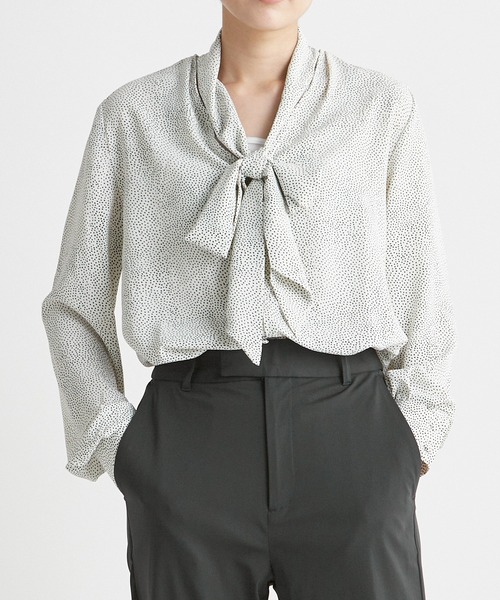 INED CLARO(イネドクラロ)の「ランダムドット2WAYボウタイブラウス【セットアップ対応】(シャツ/ブラウス・レディース・オフホワイト/ブラック/ブルー・フリー)」の2枚目の写真