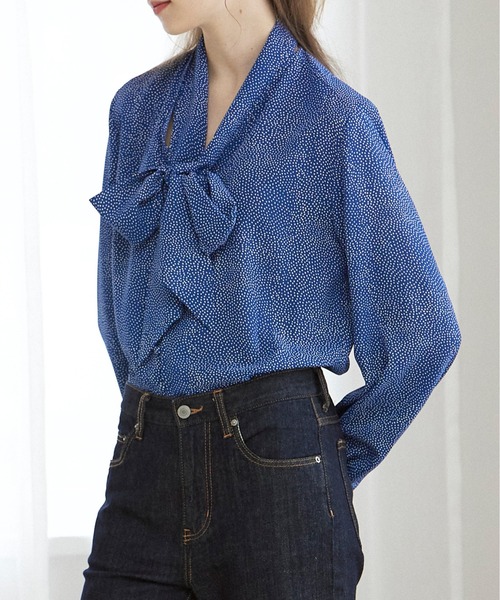 INED CLARO(イネドクラロ)の「ランダムドット2WAYボウタイブラウス【セットアップ対応】(シャツ/ブラウス・レディース・オフホワイト/ブラック/ブルー・フリー)」の1枚目の写真