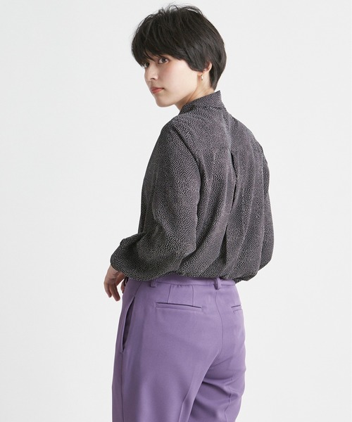 INED CLARO(イネドクラロ)の「ランダムドット2WAYボウタイブラウス【セットアップ対応】(シャツ/ブラウス・レディース・オフホワイト/ブラック/ブルー・フリー)」の4枚目の写真