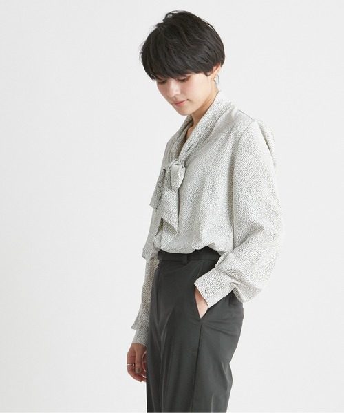 INED CLARO(イネドクラロ)の「ランダムドット2WAYボウタイブラウス【セットアップ対応】(シャツ/ブラウス・レディース・オフホワイト/ブラック/ブルー・フリー)」の21枚目の写真