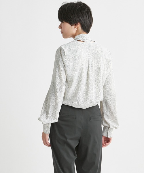 INED CLARO(イネドクラロ)の「ランダムドット2WAYボウタイブラウス【セットアップ対応】(シャツ/ブラウス・レディース・オフホワイト/ブラック/ブルー・フリー)」の9枚目の写真