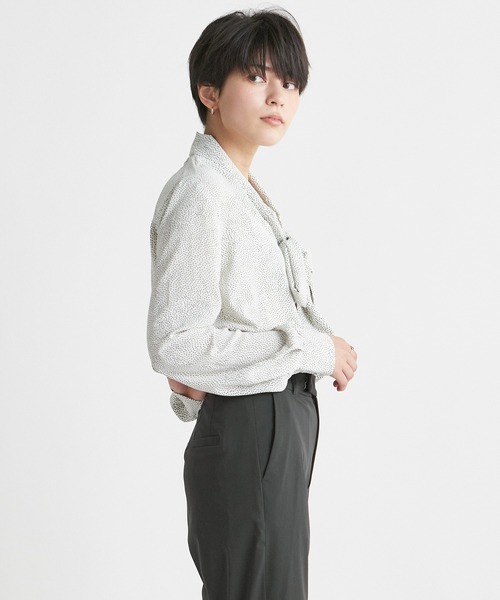 INED CLARO(イネドクラロ)の「ランダムドット2WAYボウタイブラウス【セットアップ対応】(シャツ/ブラウス・レディース・オフホワイト/ブラック/ブルー・フリー)」の15枚目の写真