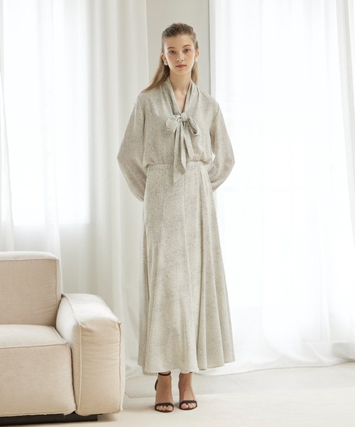 INED CLARO(イネドクラロ)の「ランダムドット2WAYボウタイブラウス【セットアップ対応】(シャツ/ブラウス・レディース・オフホワイト/ブラック/ブルー・フリー)」の6枚目の写真