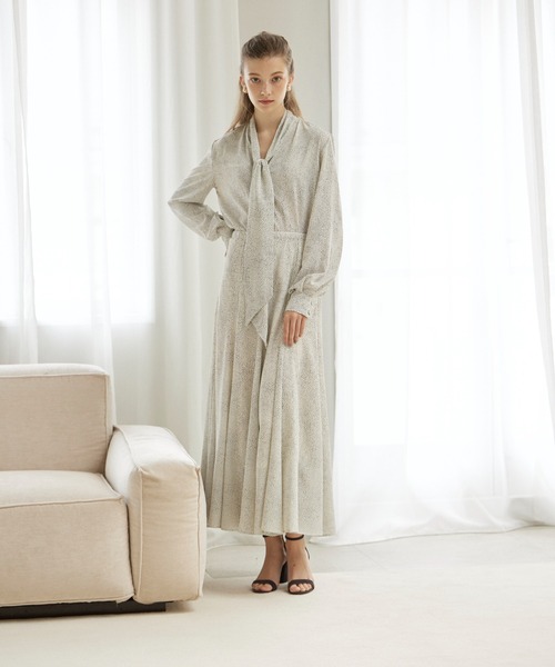 INED CLARO(イネドクラロ)の「ランダムドット2WAYボウタイブラウス【セットアップ対応】(シャツ/ブラウス・レディース・オフホワイト/ブラック/ブルー・フリー)」の18枚目の写真