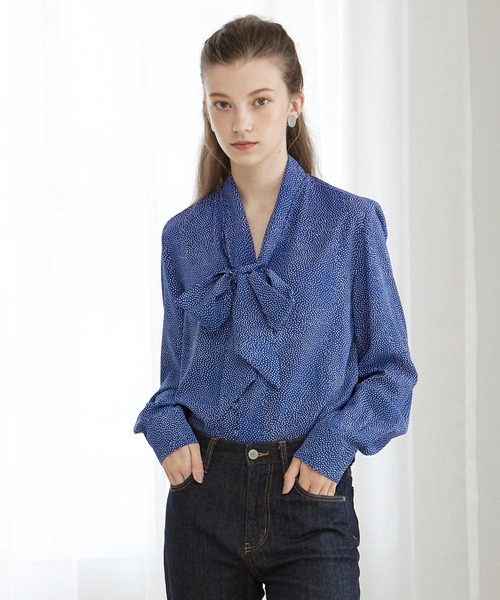 INED CLARO(イネドクラロ)の「ランダムドット2WAYボウタイブラウス【セットアップ対応】(シャツ/ブラウス・レディース・オフホワイト/ブラック/ブルー・フリー)」の8枚目の写真