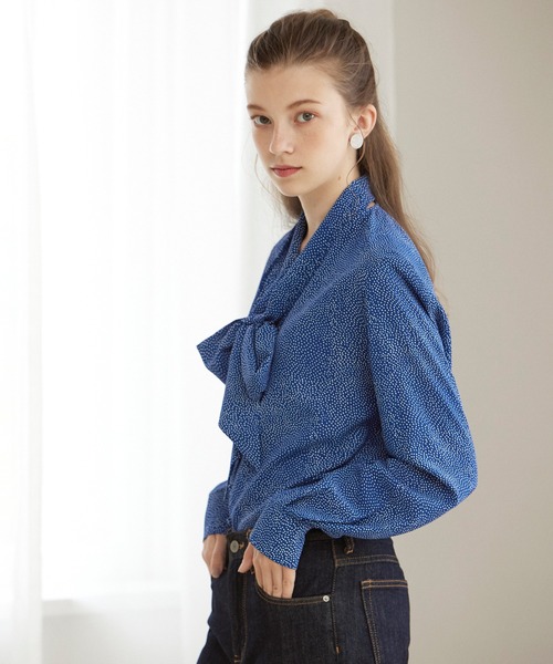 INED CLARO(イネドクラロ)の「ランダムドット2WAYボウタイブラウス【セットアップ対応】(シャツ/ブラウス・レディース・オフホワイト/ブラック/ブルー・フリー)」の14枚目の写真