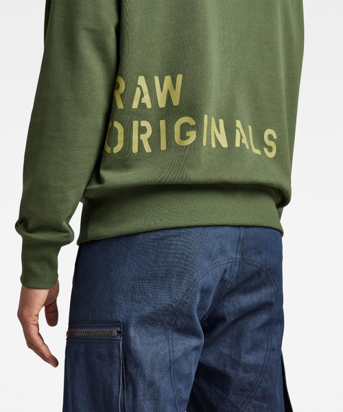 G-STAR（ジースター）の「MULTI GRAPHIC OVERSIZED SWEATER/オーバーサイズミリタリーステンシルロゴスウェット（スウェット・メンズ・ブルー系その他/ダークグリーン/ダークブラック・X-SMALL/SMALL/MEDIUM/LARGE/X-LARGE）」の18枚目の写真