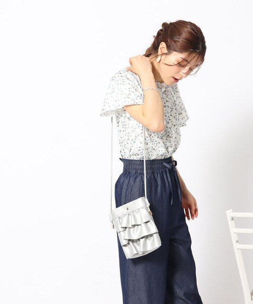 SHOO・LA・RUE(シューラルー)の「◆フリルミニショルダーバッグ(ショルダーバッグ・レディース・オフホワイト/シルバー/ブラック・00)」の3枚目の写真