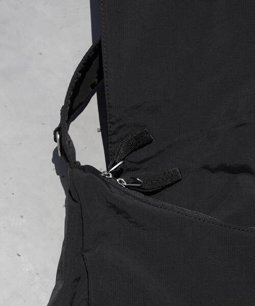 SEQUENZ(シークエンズ)の「【SEQUENZ(シークエンズ)】TECH SHOULDER BAG / テックショルダーバッグ(ショルダーバッグ・メンズ・ブラック/グレー・FREE)」の6枚目の写真