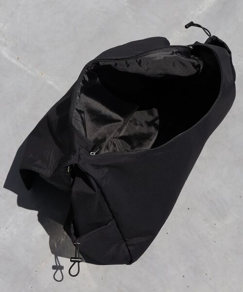 SEQUENZ(シークエンズ)の「【SEQUENZ(シークエンズ)】TECH SHOULDER BAG / テックショルダーバッグ(ショルダーバッグ・メンズ・ブラック/グレー・FREE)」の7枚目の写真