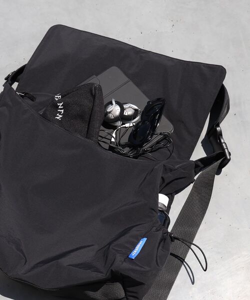 SEQUENZ(シークエンズ)の「【SEQUENZ(シークエンズ)】TECH SHOULDER BAG / テックショルダーバッグ(ショルダーバッグ・メンズ・ブラック/グレー・FREE)」の9枚目の写真