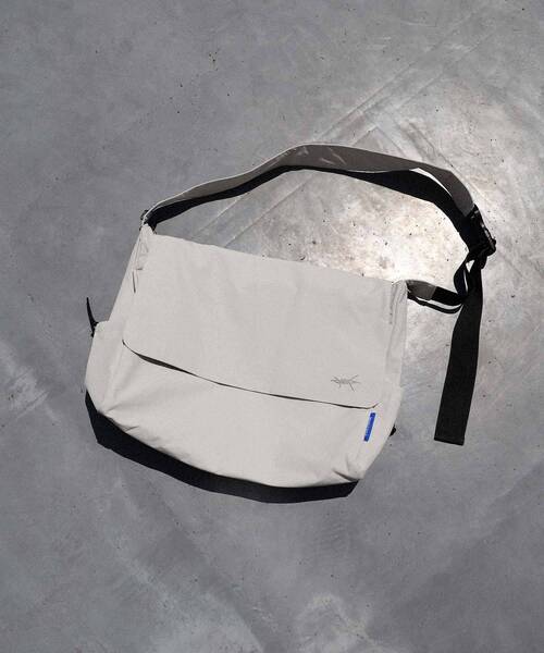 J.L.A.L. グレー ショルダーバッグ Mica Bag テック系 J.L.A.L. グレー ショルダーバッグ Mica Bag テック系 J.L.A.L.