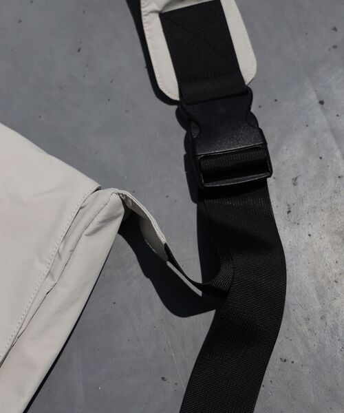 SEQUENZ(シークエンズ)の「【SEQUENZ(シークエンズ)】TECH SHOULDER BAG / テックショルダーバッグ(ショルダーバッグ・メンズ・ブラック/グレー・FREE)」の14枚目の写真