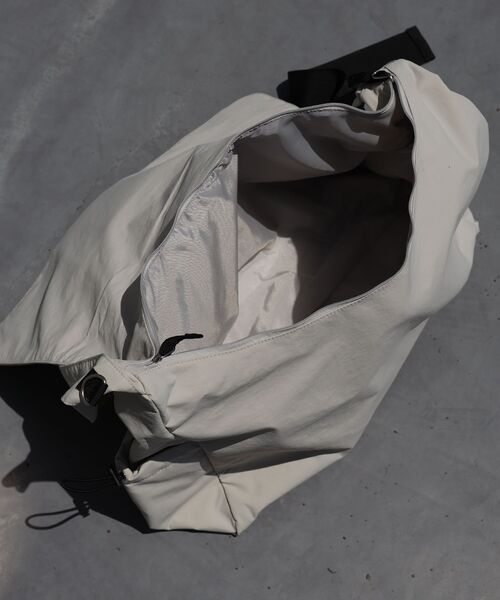 SEQUENZ(シークエンズ)の「【SEQUENZ(シークエンズ)】TECH SHOULDER BAG / テックショルダーバッグ(ショルダーバッグ・メンズ・ブラック/グレー・FREE)」の19枚目の写真