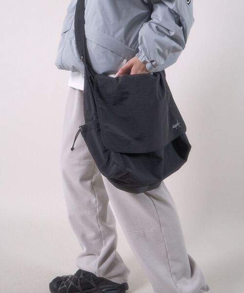 SEQUENZ(シークエンズ)の「【SEQUENZ(シークエンズ)】TECH SHOULDER BAG / テックショルダーバッグ(ショルダーバッグ・メンズ・ブラック/グレー・FREE)」の20枚目の写真