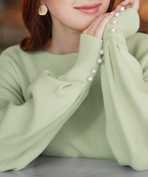 alotta（アロッタ）の「≪綿100≫パール調ボタン付ミラノリブニット【Sサイズ展開あり】（ニット/セーター・レディース・ネイビー/グレイッシュベージュ/コーラルピンク/ブルー/ミント/ホワイト/ブラック/サーモンピンク/ピンク/ライトブルー・L/5L/3L/LL/S/4L/M）」の5枚目の写真