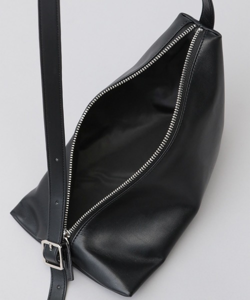 orYANY■ラピア トライアングル ショルダーバッグ Black A part by（アパートバイ）の「トライアングルソフトショルダー
