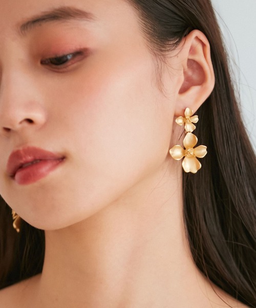 VIS（ビス）の「ダブルフラワーピアス（ピアス（両耳用）・レディース・シルバー/ゴールド・FREE）」の2枚目の写真