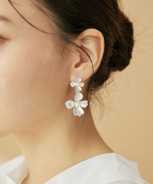 VIS（ビス）の「ダブルフラワーピアス（ピアス（両耳用）・レディース・シルバー/ゴールド・FREE）」の4枚目の写真