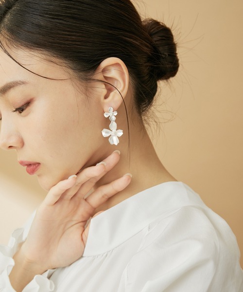 VIS（ビス）の「ダブルフラワーピアス（ピアス（両耳用）・レディース・シルバー/ゴールド・FREE）」の5枚目の写真