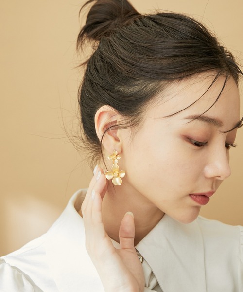 VIS（ビス）の「ダブルフラワーピアス（ピアス（両耳用）・レディース・シルバー/ゴールド・FREE）」の6枚目の写真