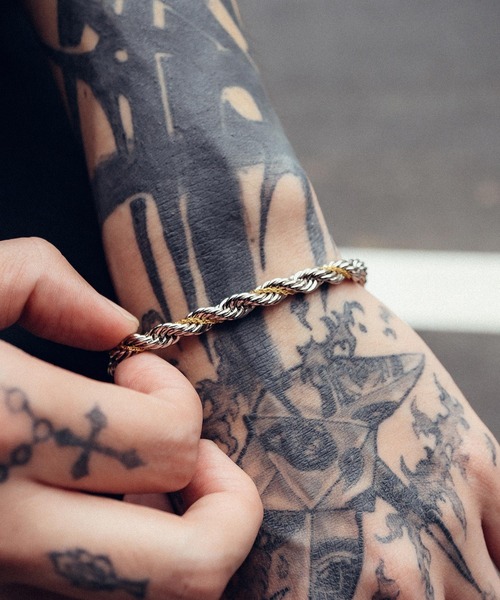Subciety(サブサエティ)の「TWIST COMBI CHAIN BRACELET(ブレスレット・メンズ・シルバー×ゴールド/ゴールド系その他・FREE)」の11枚目の写真