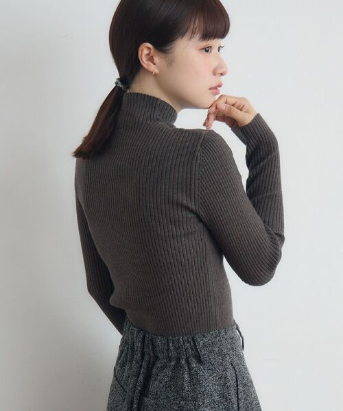 RETRO GIRL(レトロガール)の「【WEB限定カラー追加】リブハイネックニット(ニット/セーター・レディース・ブラック/レッド/ライトベージュ/イエロー/ホワイト/グリーン/ブラック系その他3/ブルー/レッド系1/ホワイト系その他/ライトグレー/ダークブルー/ベージュ/マスタード/パープル/ブラウン/ライトグリーン/ピンク/チャコールグレー・FREE)」の5枚目の写真