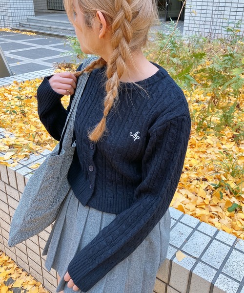 セール】☆ロゴ刺繍 ケーブル編みショートカーディガン（カーディガン