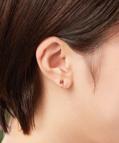 va(ヴイエー)の「K10イエローゴールド ガーネット ピアス(ピアス(両耳用)・レディース・イエローゴールド・ONE SIZE)」の4枚目の写真
