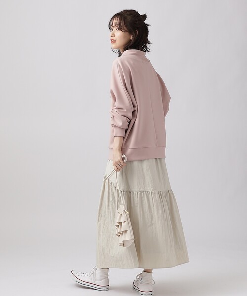 DRESKIP（ドレスキップ）の「◆【高レビュー】大人のきれいめカジュアルに なめらかタッチ もちさら抜け襟トップス（スウェット・レディース・ライトグレー/ブラック/ベビーピンク/ライトブルー/オフホワイト・02/03/04）」の6枚目の写真