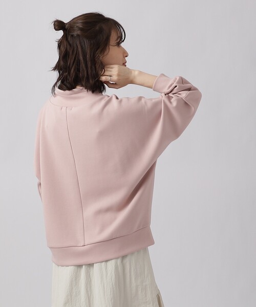 DRESKIP（ドレスキップ）の「◆【高レビュー】大人のきれいめカジュアルに なめらかタッチ もちさら抜け襟トップス（スウェット・レディース・ライトグレー/ブラック/ベビーピンク/ライトブルー/オフホワイト・02/03/04）」の9枚目の写真