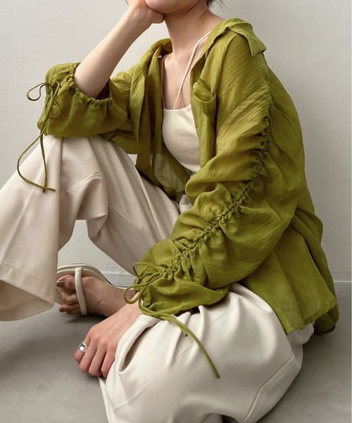 mic by Olu.（ミックバイオルドット）の「袖シャーリングシアーシャツ（シャツ/ブラウス・レディース・カーキ/ホワイト・FREE）」の2枚目の写真