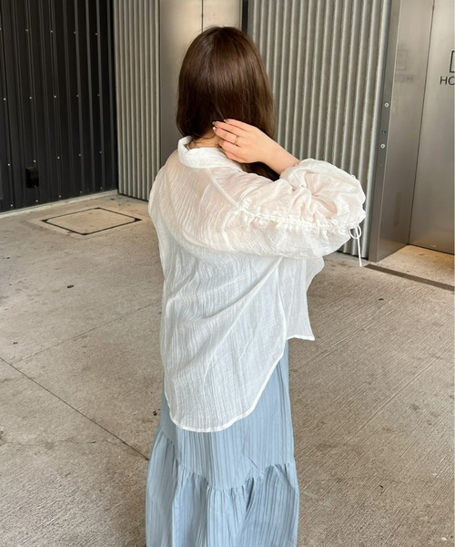 mic by Olu.（ミックバイオルドット）の「袖シャーリングシアーシャツ（シャツ/ブラウス・レディース・カーキ/ホワイト・FREE）」の4枚目の写真