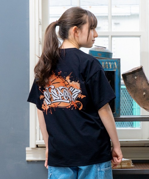 GLAZOS(グラソス)の「【大人向けサイズあり】【接触冷感】【速乾】【UVカット】クールラフ・バスケグラフィティプリント半袖Tシャツ(Tシャツ/カットソー・キッズ・ブルー/ブラック/グリーン系その他・140cm/150cm/160cm/170cm)」の2枚目の写真
